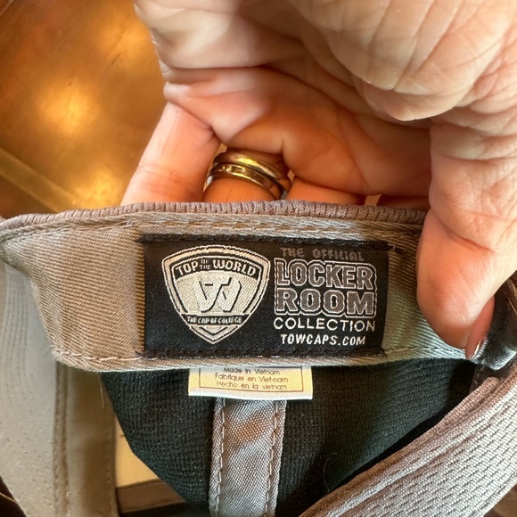 Two used uva hats wore maybe two times - Picture 14 of 16